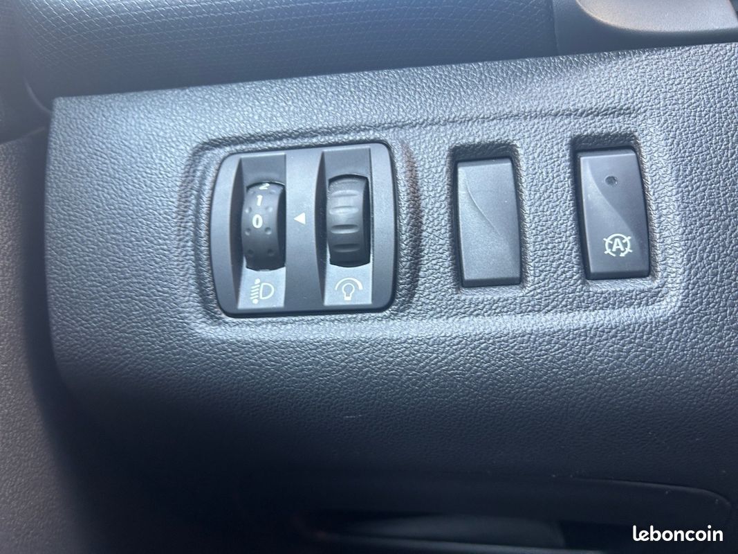RENAULT CLIO IV DCi 90 Energy Steel EDC ( SE GARE TOUTE SEUL ) (image 20)