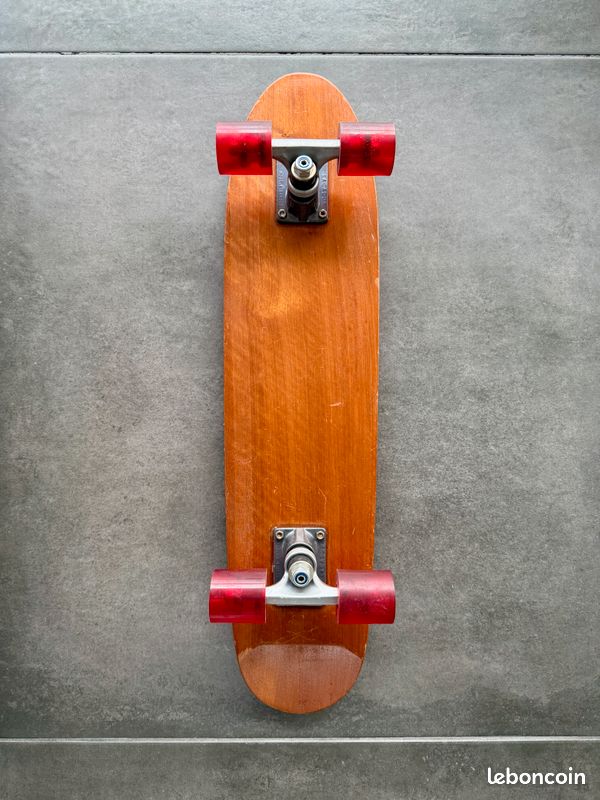 Restaurer Un Vieux Skateboard Vintage Photo stock - Image du vieux