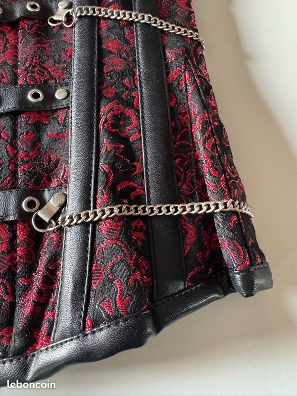 Corset dark gothique noir et rouge (image 2)