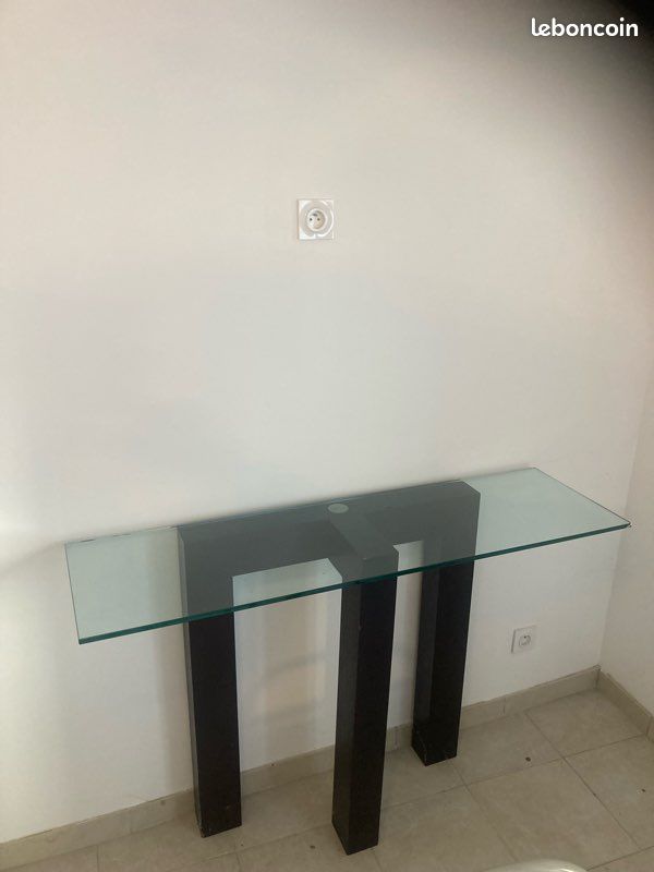Table télé pour salon bon état longueur 1 m 30 largeur 38 cm hauteur 90 cm pas d’envoi à récupérer sur place (image 1)