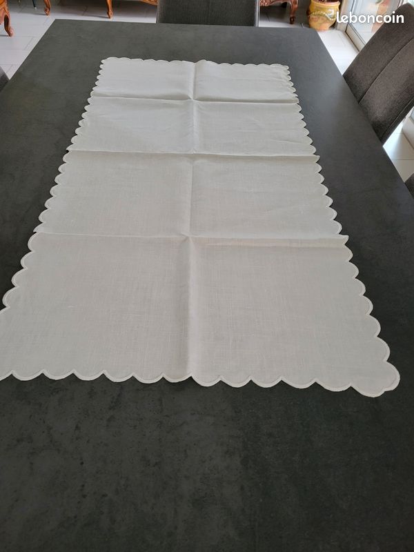 Chemin De Table Brodé Main Coton Blanc 35x75 – Petites Taches