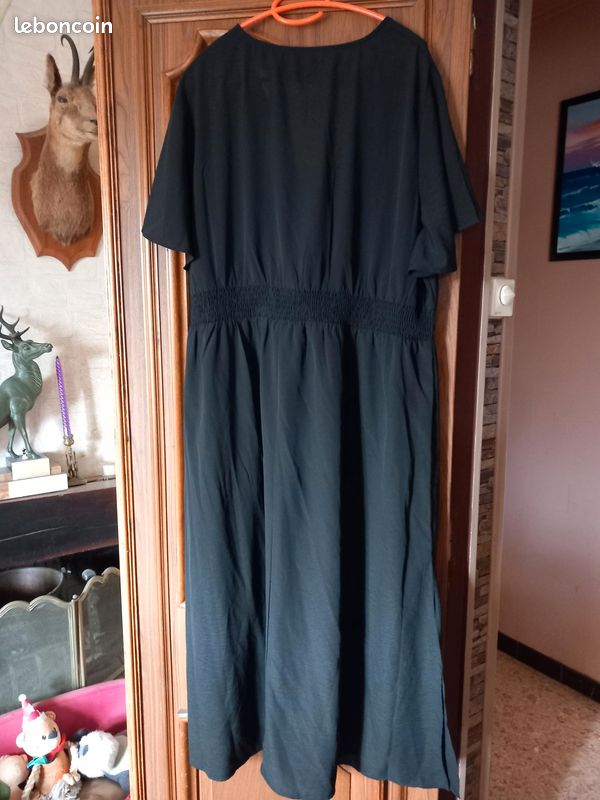 Vide-armoire ROBE LONGUE NOIRE taille 4XL Vêtements