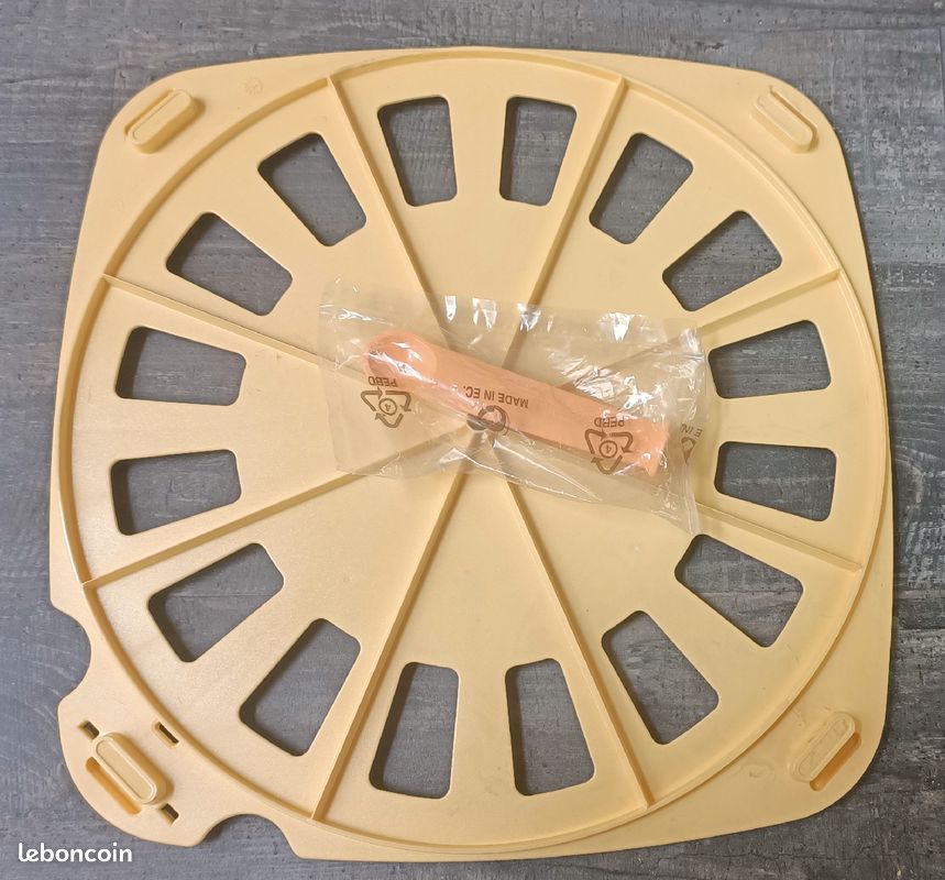 Croissant Party Tupperware (image 2)