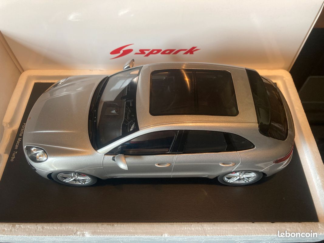 Porsche Macan Turbo silver 1/18 Spark (image 5)
