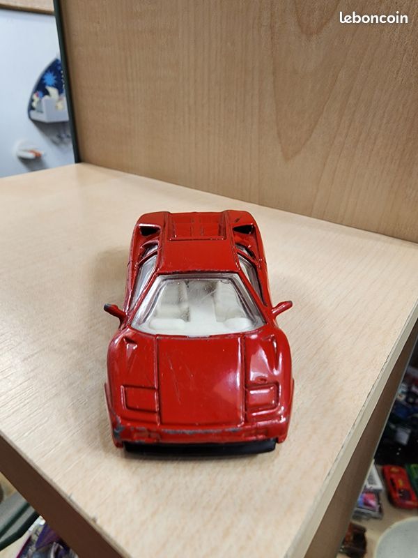 Lamborghini Countach miniature, fabrication Made in England, avec carrosserie en métal, peinture rouge et intérieur blanc (image 2)
