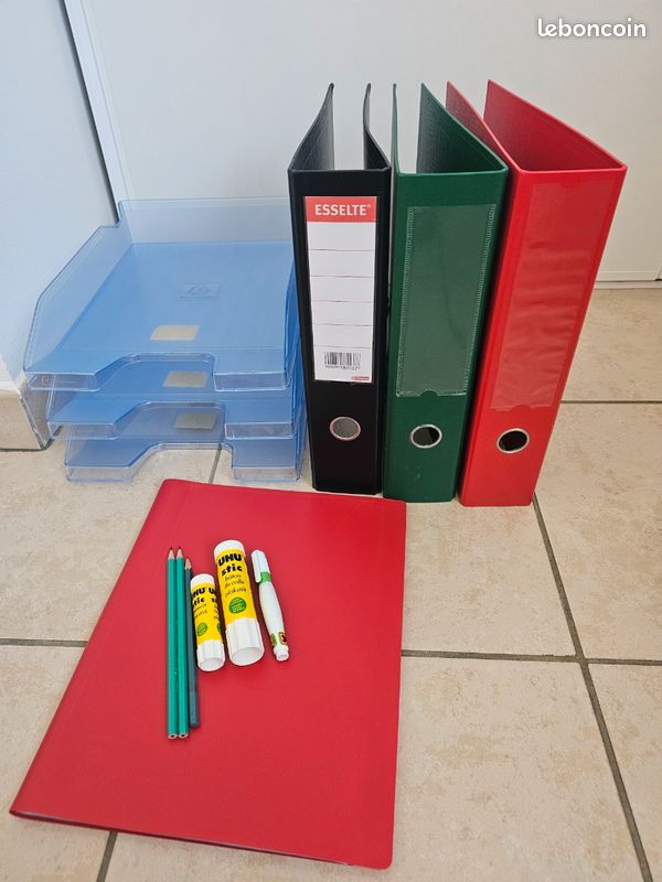 Lot de fournitures scolaires / de bureau (image 1)