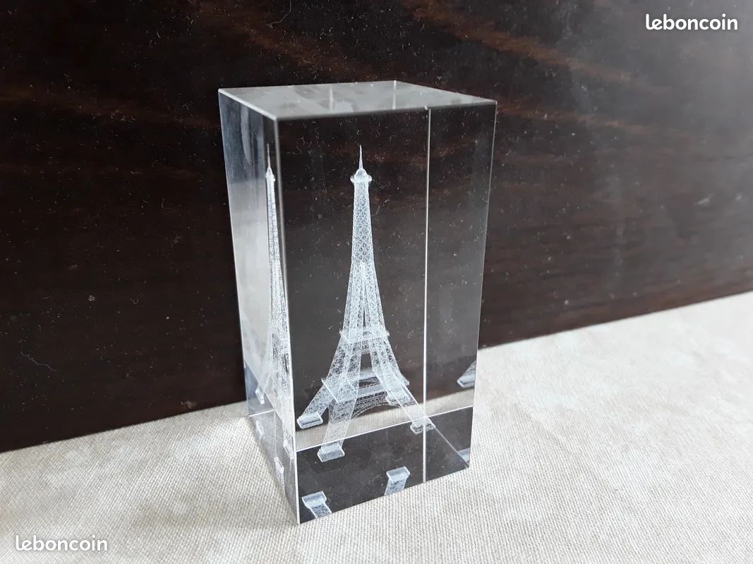 Tour EIFFEL presse papier bibelot en verre motif relief 3D déco bureau ou collection (image 1)