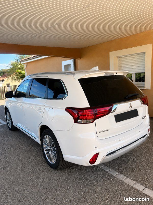 Mitsubishi Outlander (image 2)
