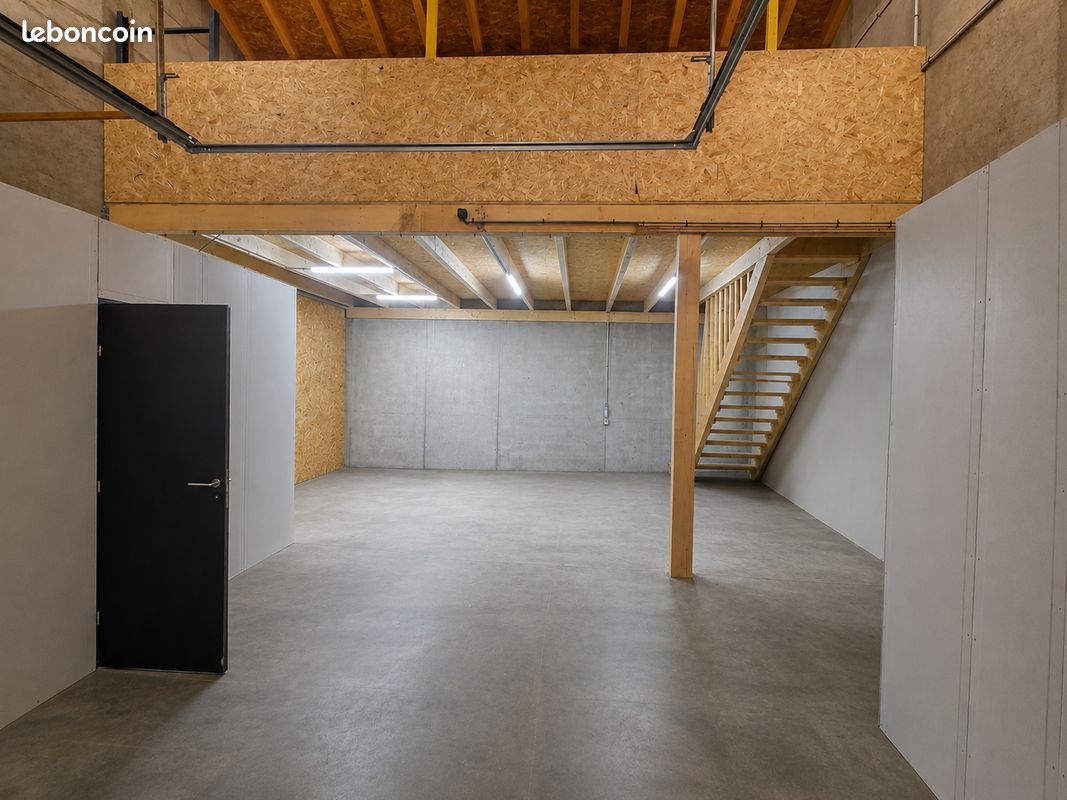 Local commercial 1 pièce 100 m² · à Magland · 100 m² · 900 €/mois