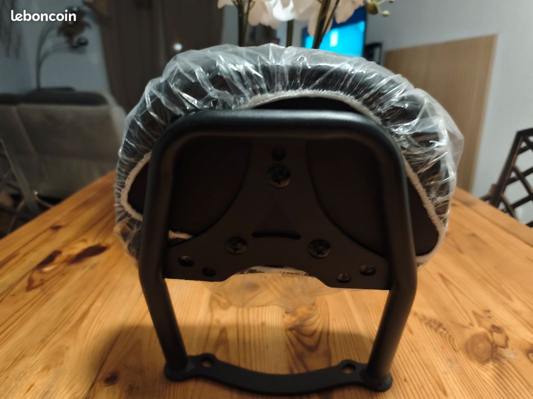 Je vends ce dosseret passager universel, également appelé sissy bar, compatible avec moto, scooter et quad.
- Type de produit : Dosseret passager / Sissy bar
- Compatibilité : Moto, Scooter, Quad (image 2)