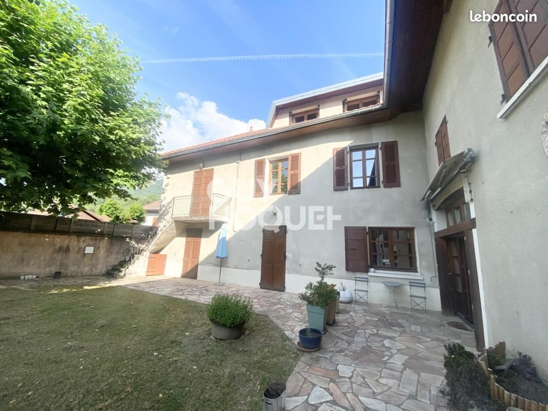 Maison 10 pièces 253 m² · à La Buissière · 253 m² · 645 000 €
