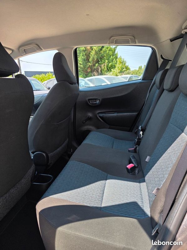 Toyota Yaris — 1.33 VVT-i 100 ch Life Boîte automatique (image 8)