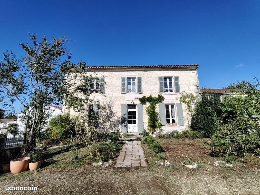 Maison 5 pièces 287 m² · à Benet · 287 m² · 390 000 €