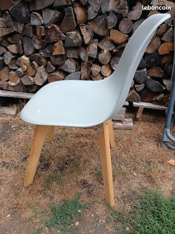 Chaise plastique et bois (image 1)