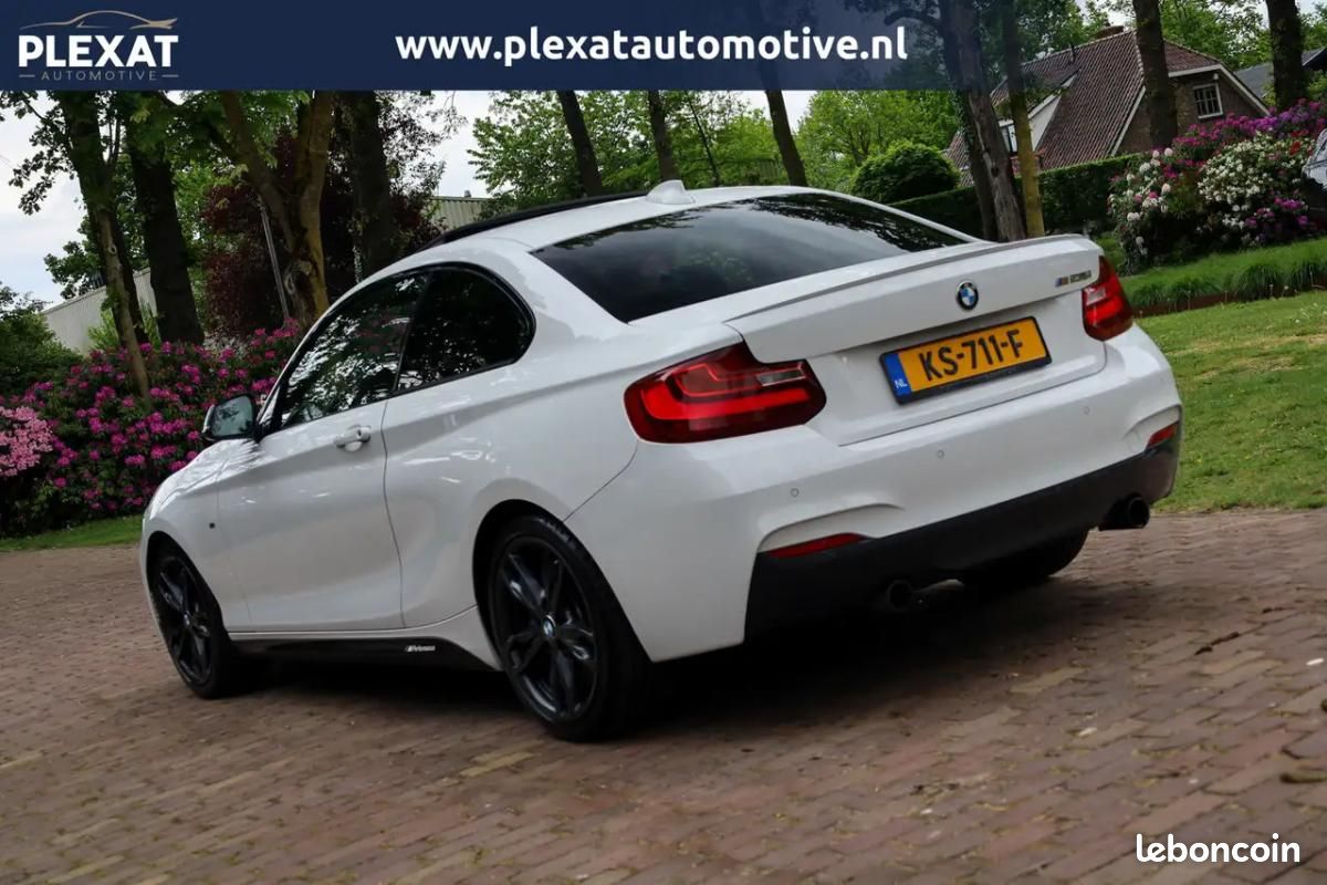 BMW M2 328 ch ARRIÈRE - BOITE MANUELLE M SPORT CAMÉRA D'AIDE AU STATIONNEMENT TOIT OUVRANT VOLANT... (image 12)