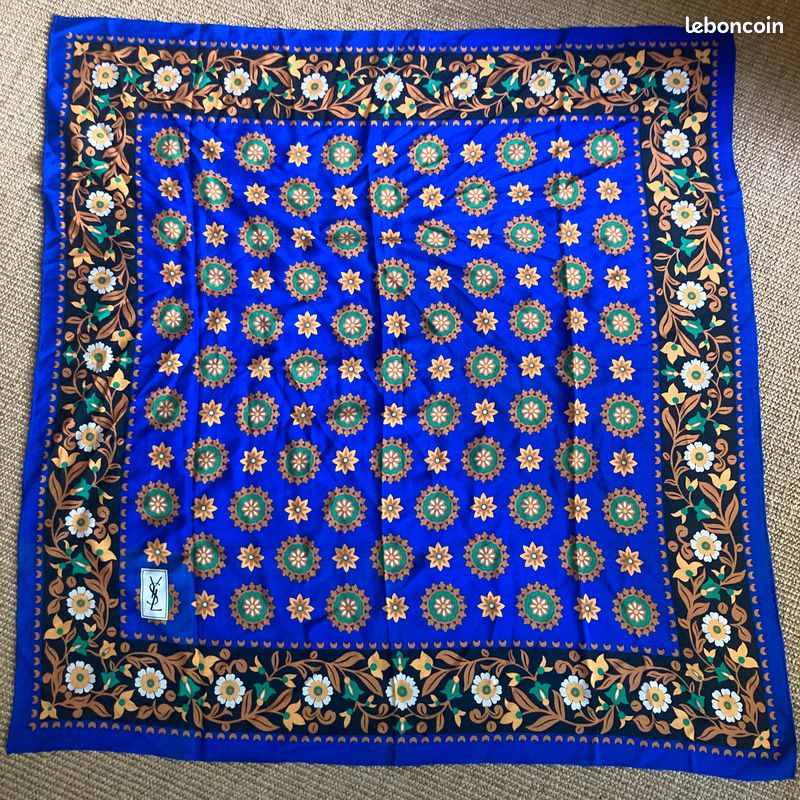 Grand carré foulard YSL en soie, Yves Saint Laurent, luxe bleu roi - Main Image