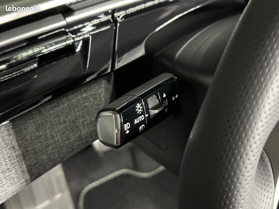 PEUGEOT 5008 1.2i Hybrid 145 e-DCS6 GT 360 7PL (image 28)