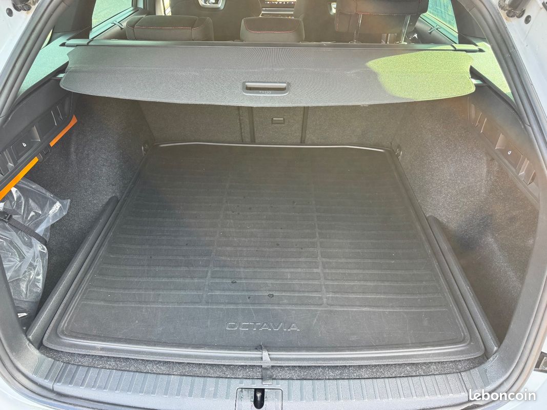 Skoda OCTAVIA COMBI RS 1,4L TSI PHEV IV 245CV BVA 1ère MAIN (image 30)