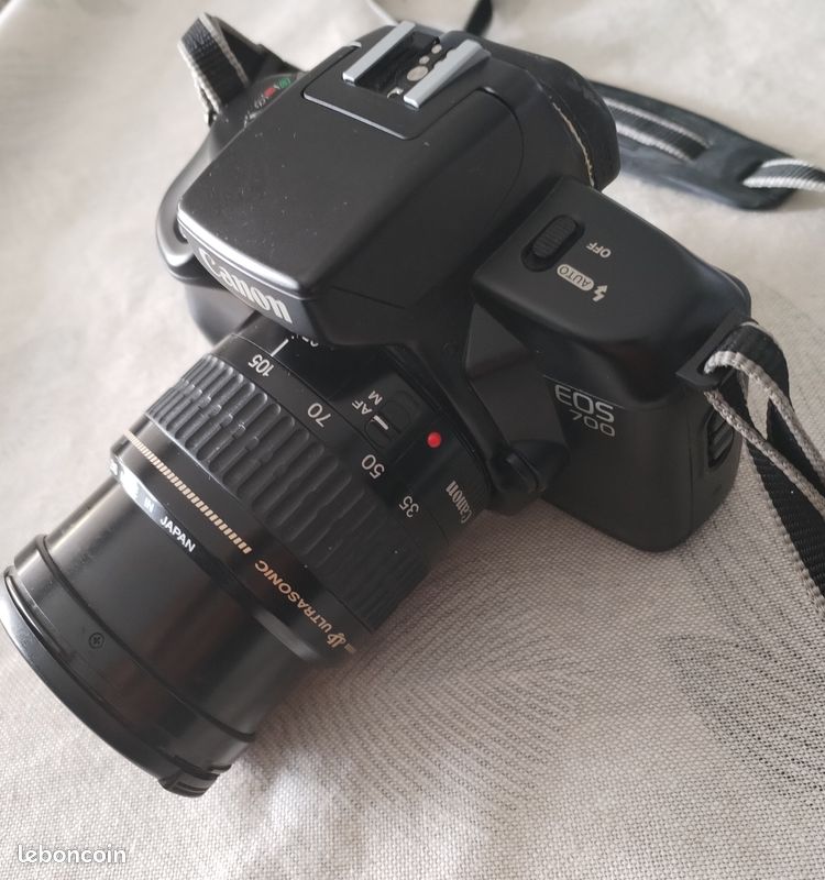 Canon EOS 700 avec zoom EF 35–80mm, reflex argentique 35mm de