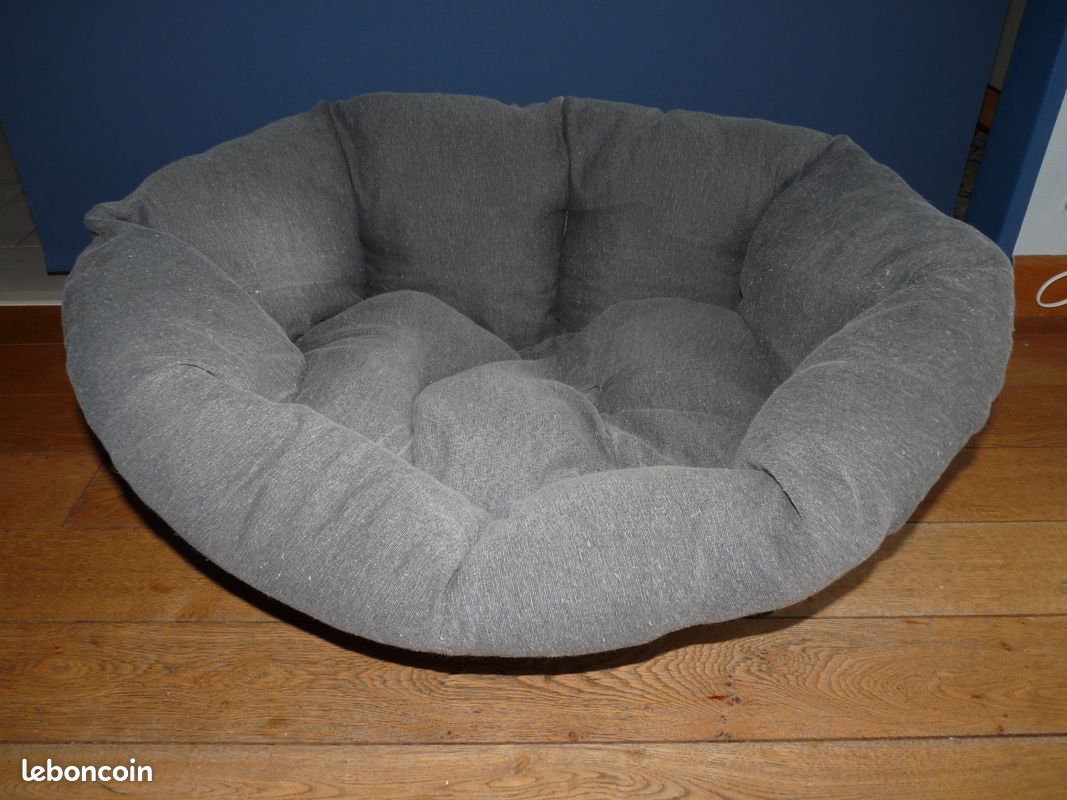 FERPLAST SIESTA 6 black noir Lit en plastique d'intérieur anti-dérapant pour chiens et chats + coussin rembourré gris anthracite + 4 pieds (image 1)