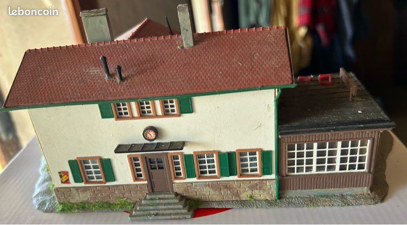 Maquette Gare Flüelen En Métal – HO (1/87) – KIBRI / Trix – Manque Un Toit