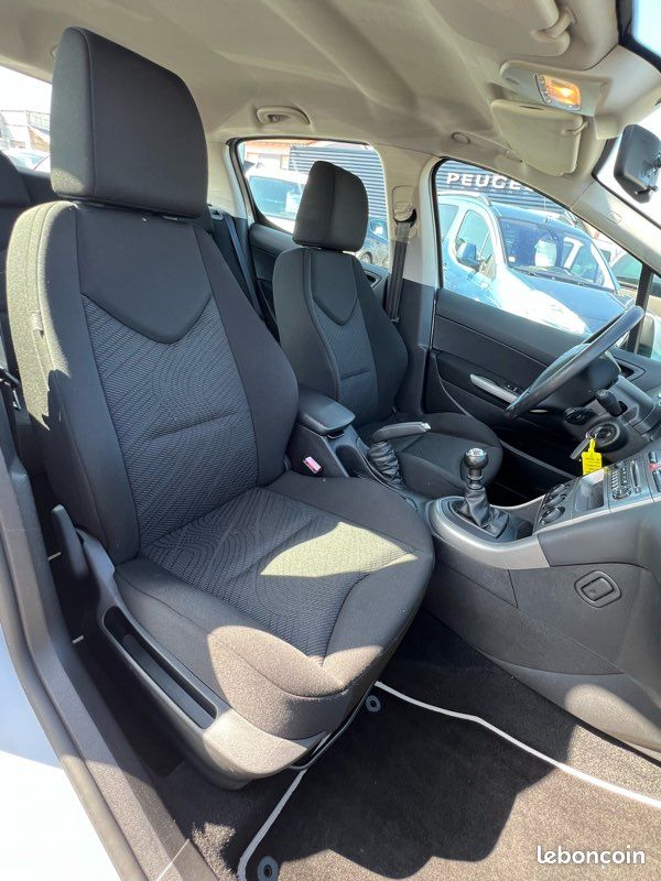 Peugeot 308 1.6 HDi 110ch Urban Move 1er main (image 9)