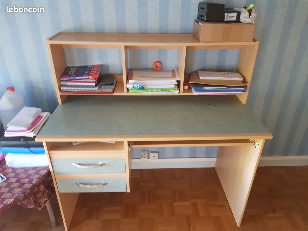 Chambre: lit, commode, matelas neuf, table de chevet et bureau (image 1)