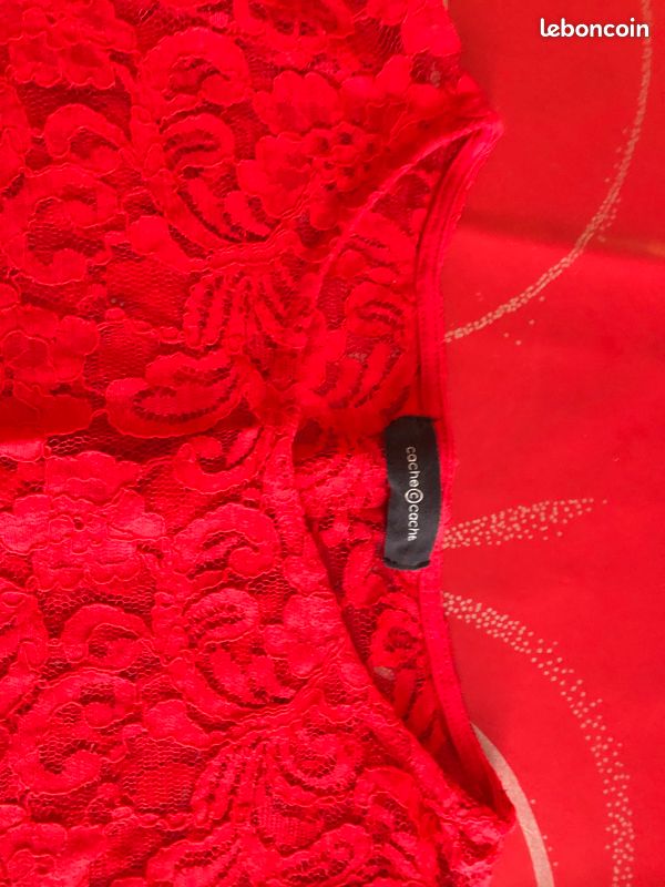 Haut rouge brodé (image 2)