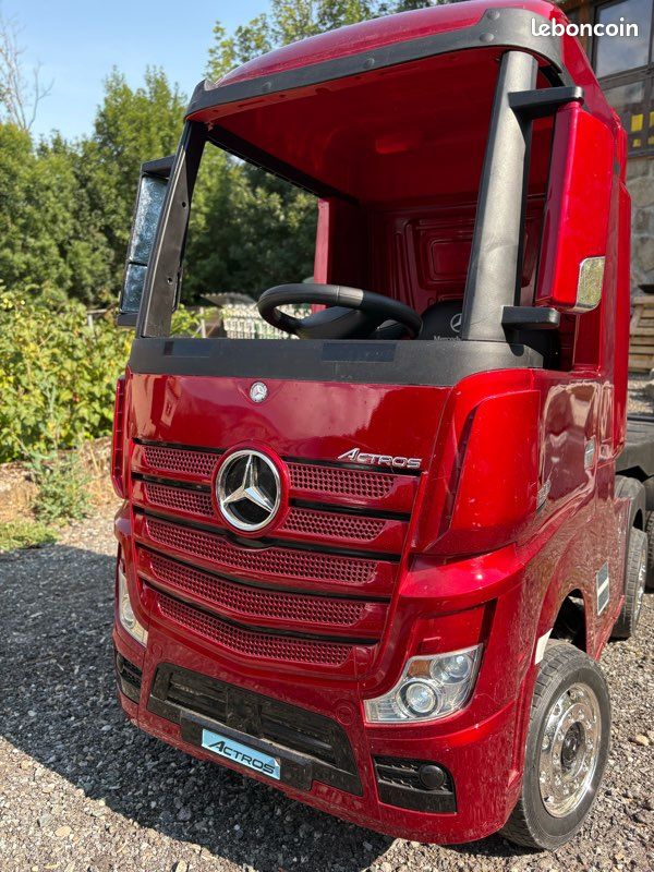Remorque Actros 4X4 12V – Roues Plastique Avec Bande Caoutchouc – Rouge – Pour Enfants 8-12 Ans