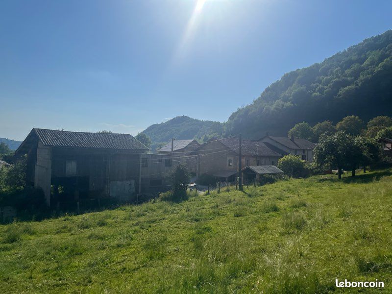 Terrain divisé pour deux maisons · à Saint-Étienne-de-Crossey · 124 000 €
