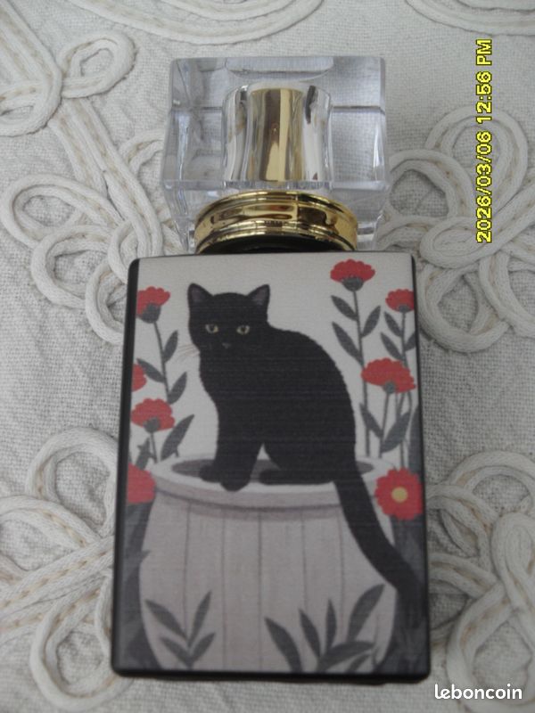 Vaporisateur de parfum en verre noir de 30 ml, orné d'un motif de chat." (image 8)
