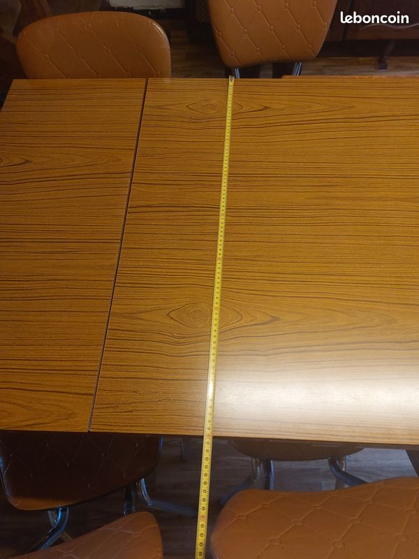 Table en formica de couleur bois avec 2 allonges pliables. 6 chaises (image 5)