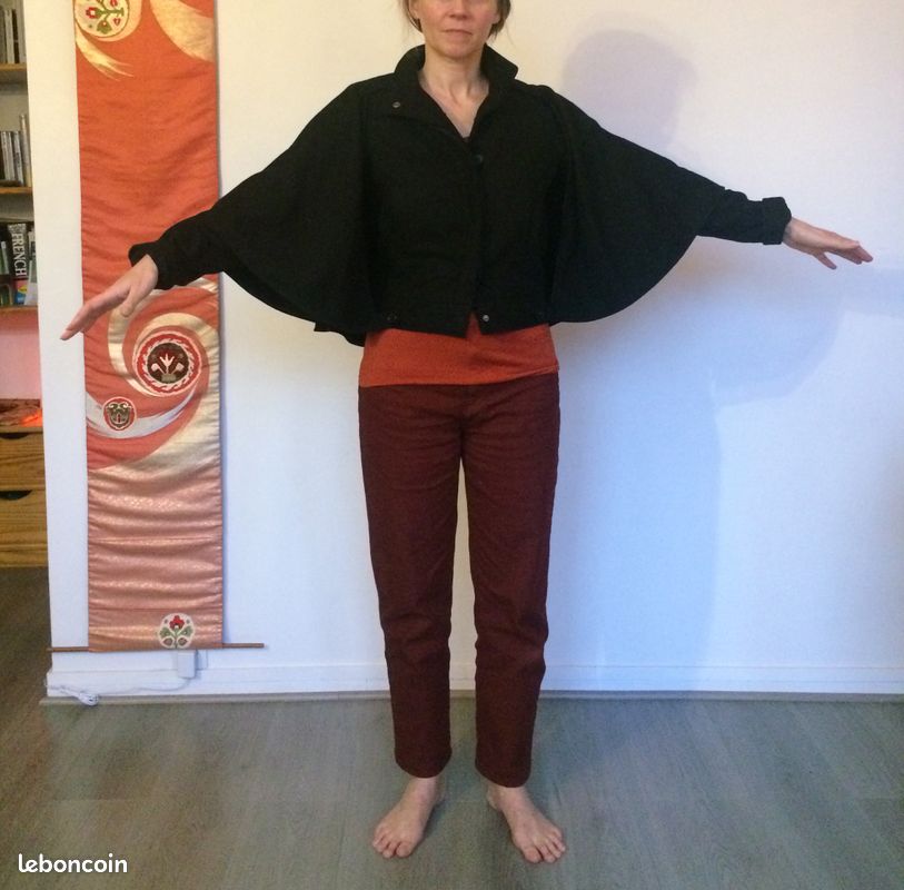 Veste-cape noire (image 1)