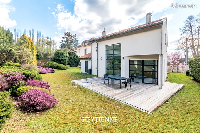 Maison 10 pièces 262 m²
