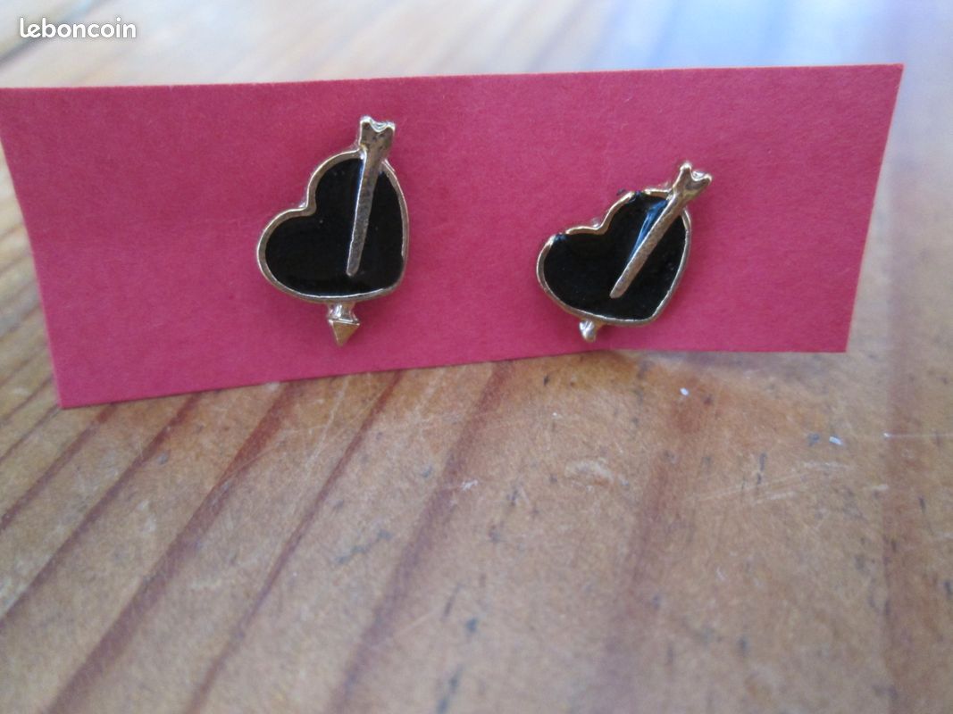 Boucles d'oreilles cœur noir (image 1)