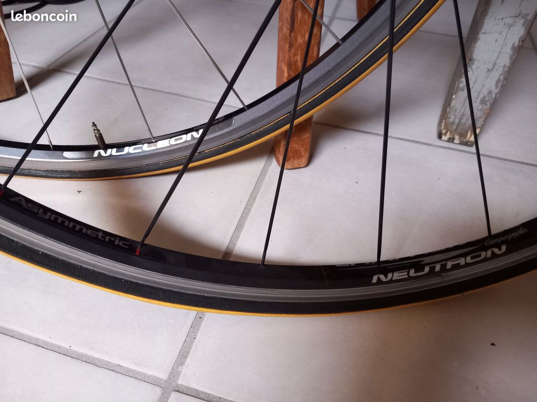 Jeu De Roues Campagnolo Nucleon 28 Pouces - Carbone, Pour Pneus Clincher, Occasion