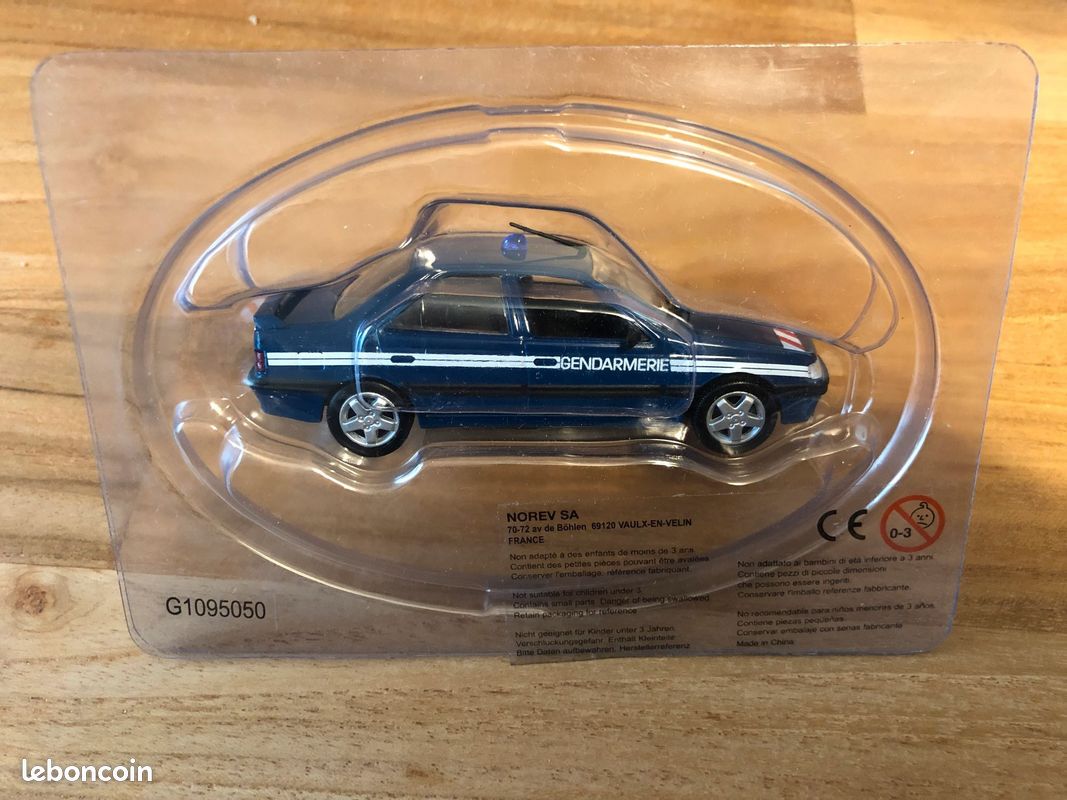 Paradcar Peugeot 405 Gendarmerie – 1/43 – Miniature Moulée – Occasion