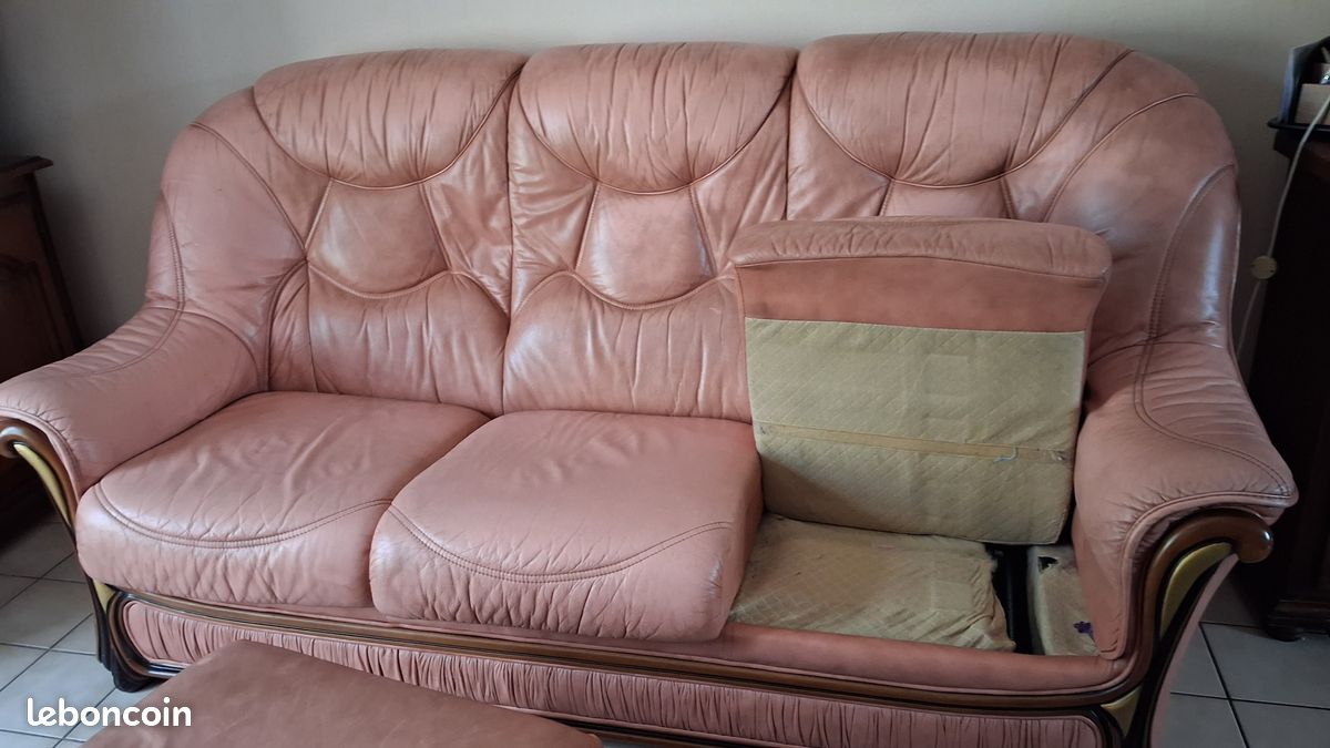 Canape 3 places convertible + pouf en cuir (image 4)
