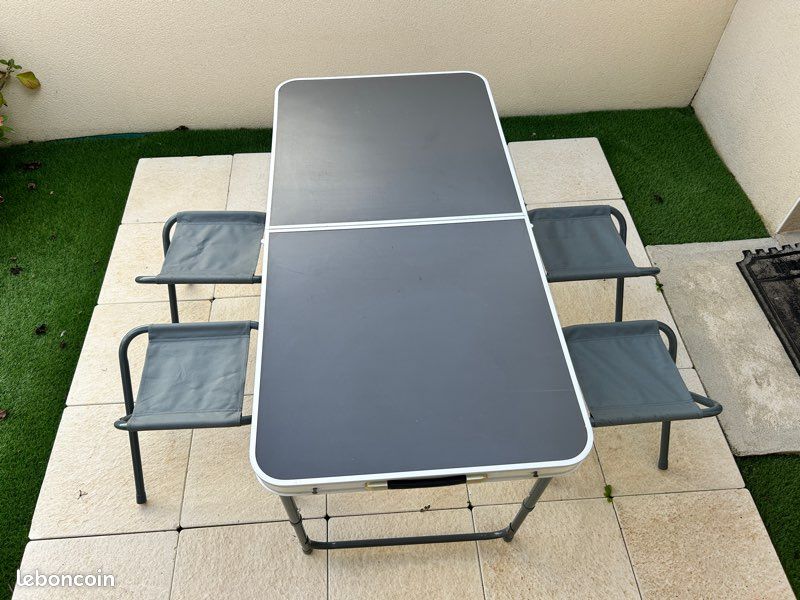 Table pliante et 4 tabourets (image 1)