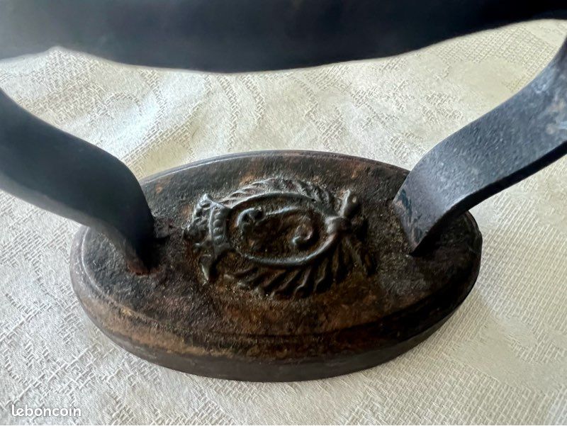 Anciens Emporte-pièces En Fonte De Fer - Tanneur, époque Fin XVIIIème