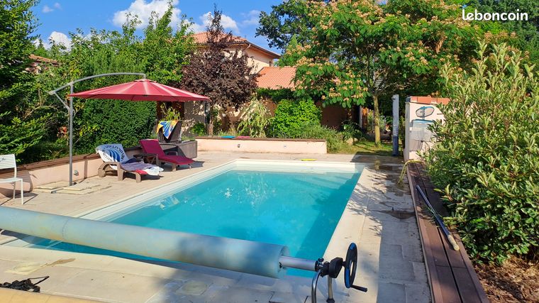 Maison familiale sur grand terrain paysager