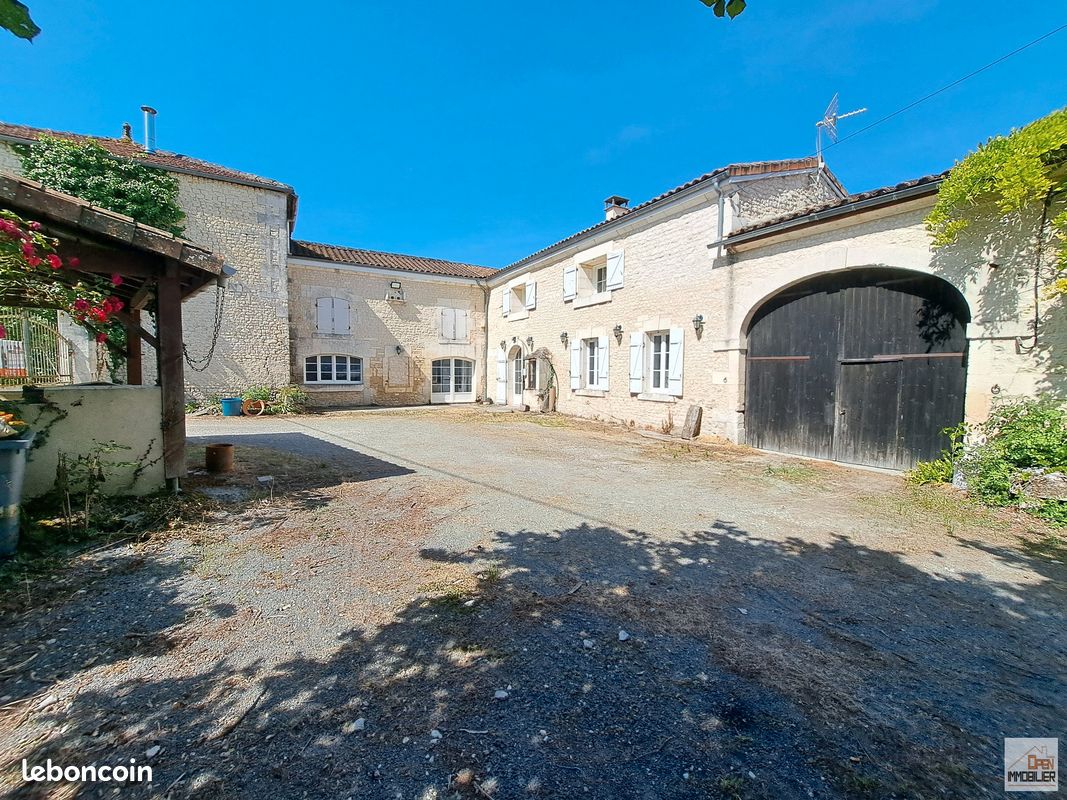 Maison 7 pièces 209 m² · à Criteuil-la-Magdeleine · 209 m² · 243 000 €