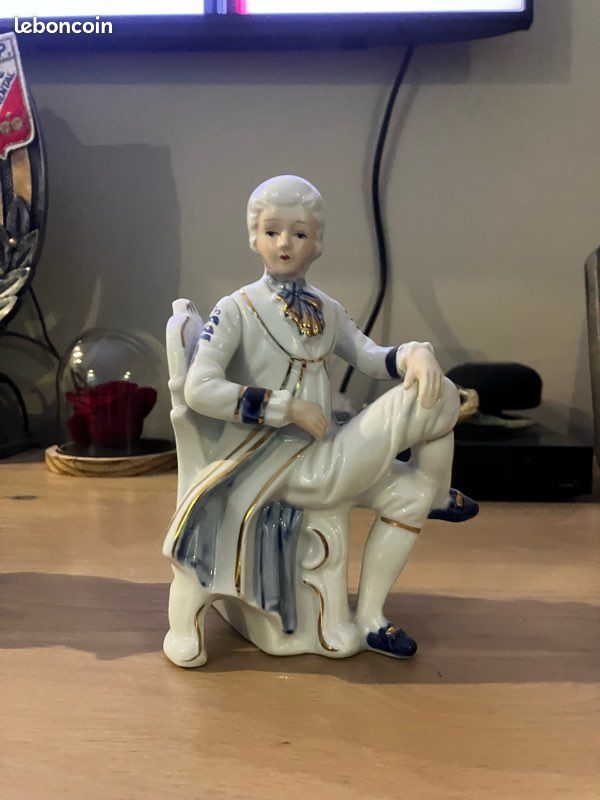 Figurine presse livre en porcelaine (image 2)