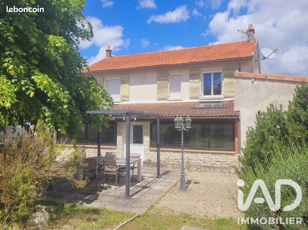 Maison 7 pièces 210 m² · à Sérigny · 210 m² · 239 000 €