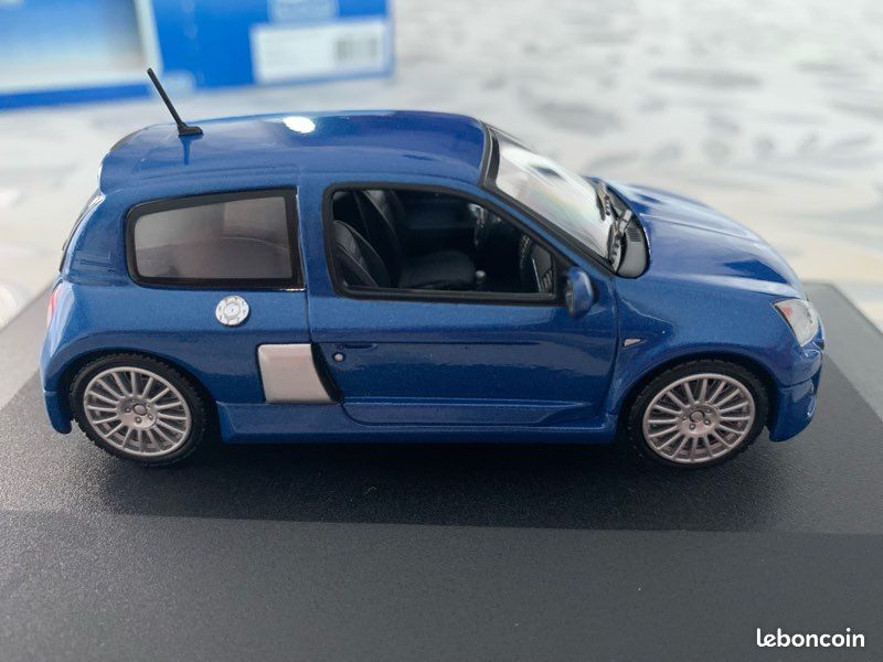 Universal Hobbies Renault Clio Sport V6 Chromee au 1:43 en boite