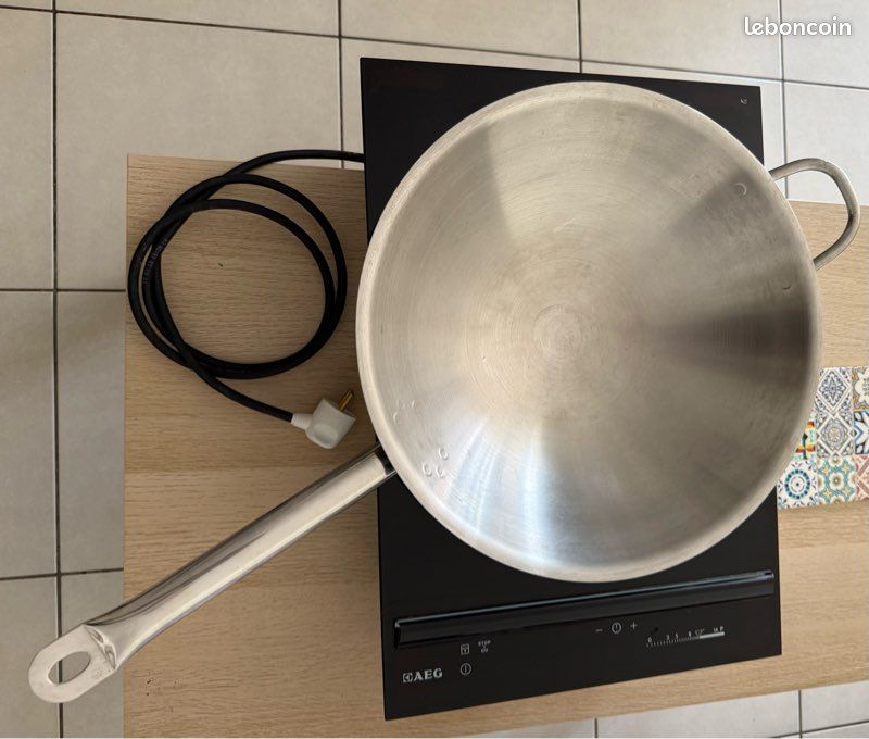 Table de cuisson induction Wok encastrable AEG HC451500EB + Poêle Wok inox – Très bon état (image 1)