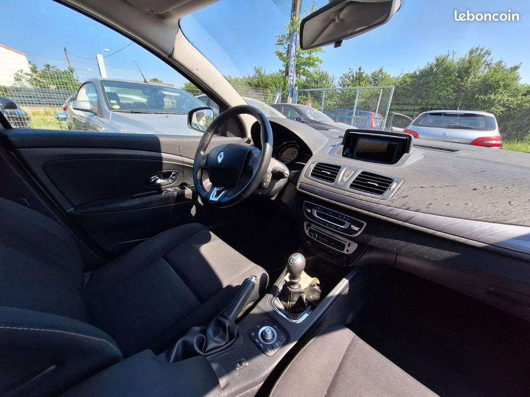 RENAULT MEGANE III BERLINE TCE 115 Energy eco2 Limited (image 11)