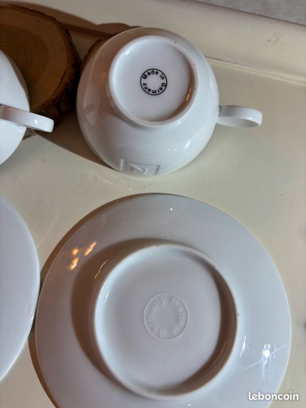 10 tasses à café et soucoupes en porcelaine de Chauvigny