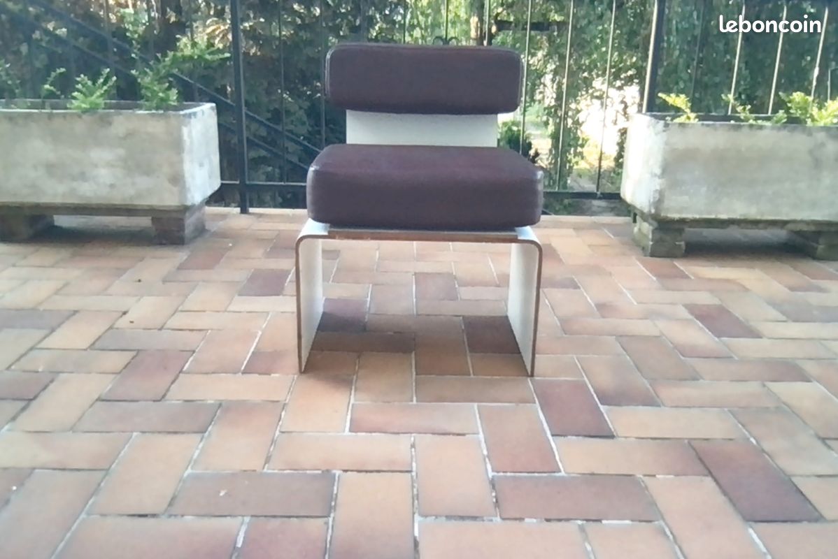 Jolie petit fauteuil années 1960 très confortable et très tendance coussin en Skaï amovible marron (image 1)