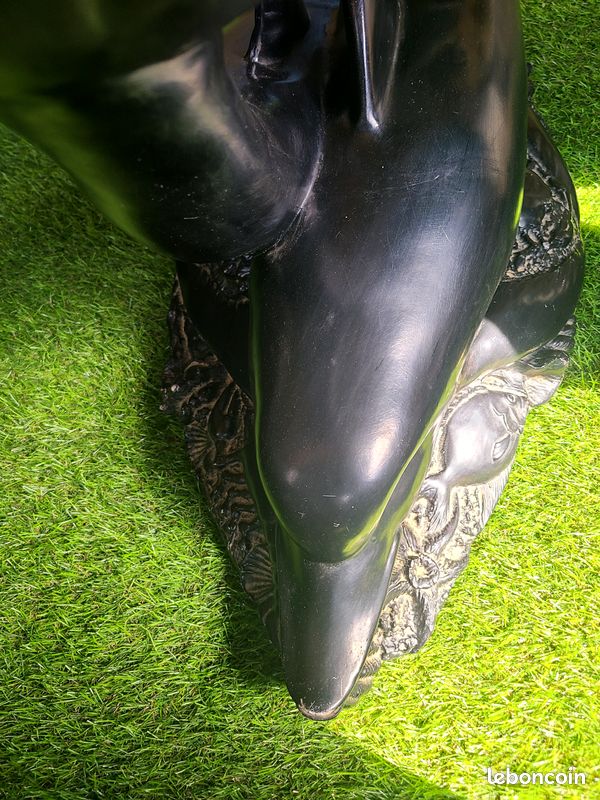 Table de salon pied avec des dauphins (image 1)
